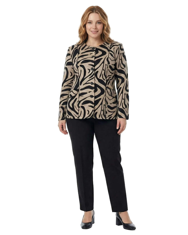 Официално дамско макси сако в бежово с ефектен черен принт и обло деколте, представено в цял ръст върху модел на бял фон.