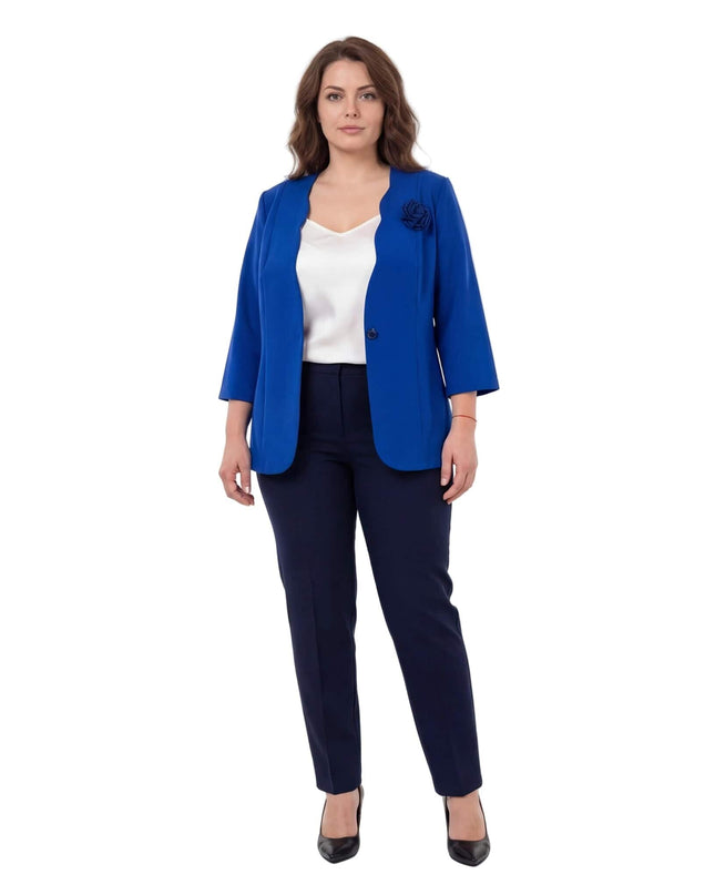Официално дамско сако големи размери в кралскосин цвят с декоративна роза и 7/8 ръкави, представено в цял ръст.