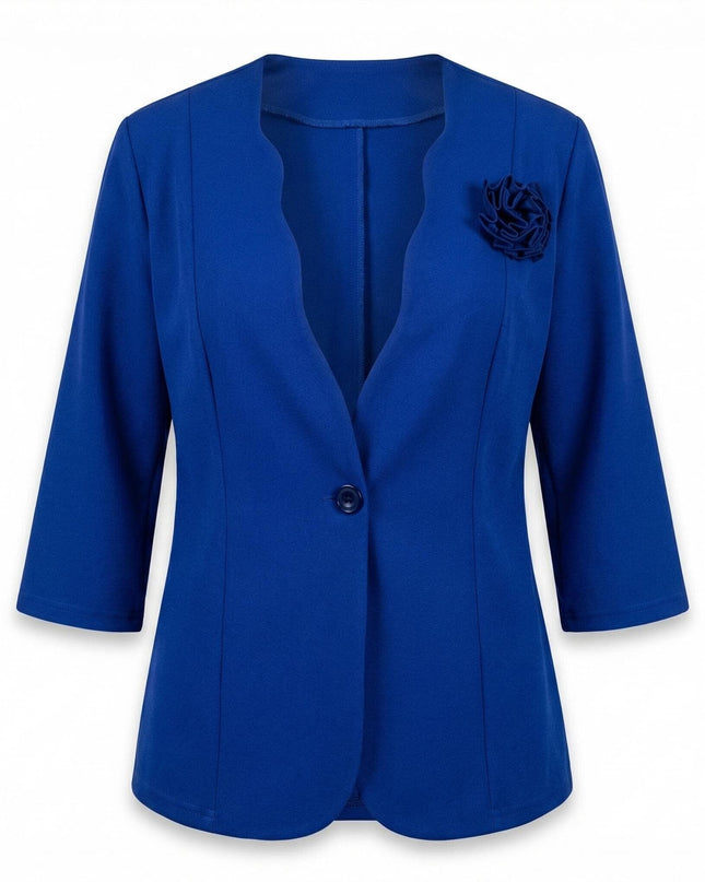 Официално дамско сако големи размери в кралскосин цвят, с вълнообразно деколте и декоративна роза, представено на бял фон.