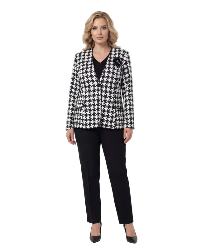 Елегантно дамско сако в десен пепит с декоративна роза и черен кант, представено върху модел в цял ръст.