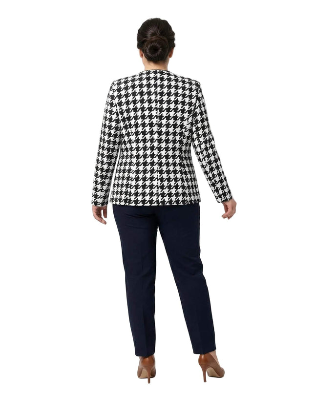 Официално дамско сако с класически десен пепит, представено в цял ръст отзад, показващо изчистената линия на гърба и правата кройка на модела.