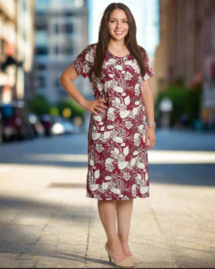 Права рокля с джобчета и цветен десен в бордо - Maxi Market