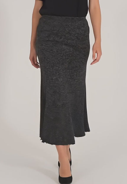 Продуктово видео в студио с неутрален фон, показващо плюс размер жена модел, която върви бавно към камерата и носи Дамска пола в големи размери - Еластична талия