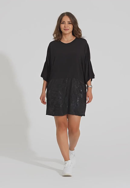 Видео представяне в студио на плюс сайз модел, който върви бавно към камерата и е облечен с 2XL,3XL,4XL,5XL Дълга черна туника тип рокля с джобове