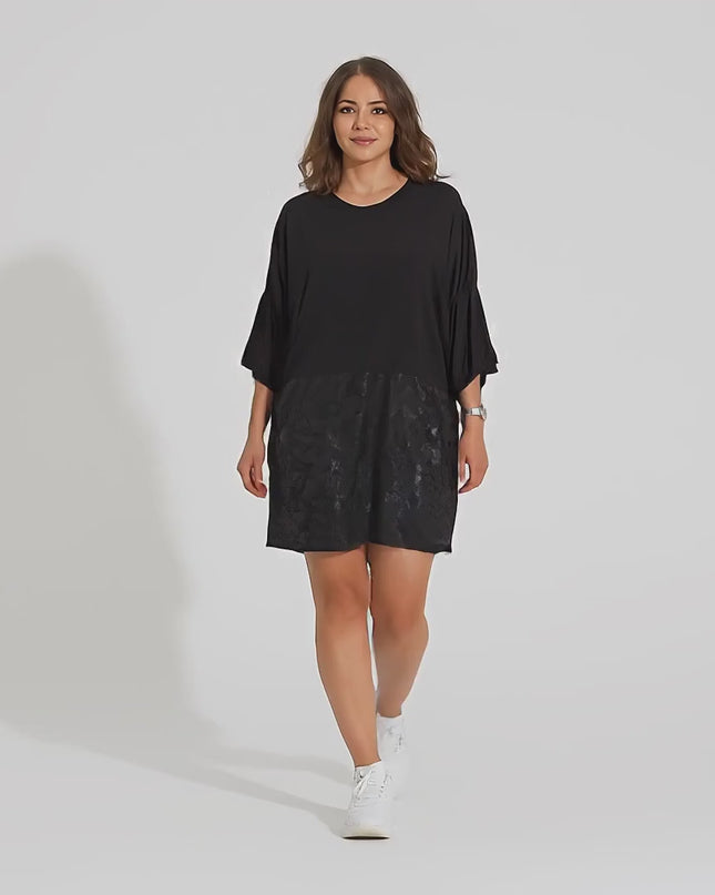 Видео представяне в студио на плюс сайз модел, който върви бавно към камерата и е облечен с 2XL,3XL,4XL,5XL Дълга черна туника тип рокля с джобове