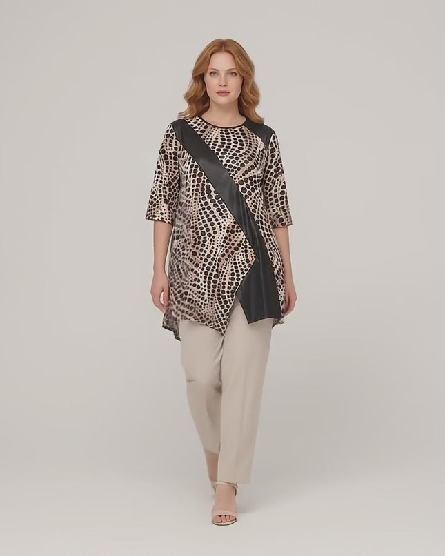 Плюс сайз модел върви бавно към камерата в студийна среда, облечена в Официална туника големи размери с леопардов принт и еко кожа