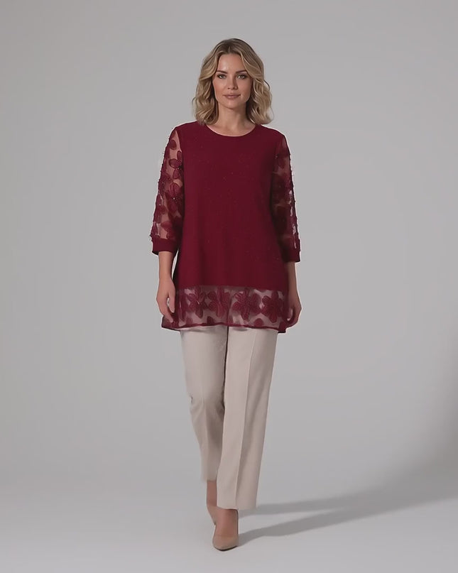 Продуктово видео в студио, показващо макси модел, който върви бавно към камерата и е облечен с Официална разкроена макси туника в цвят бордо с флорален тюл