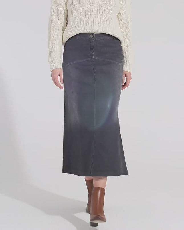 Студийно видео, показващо плюс сайз модел, който върви бавно към камерата на неутрален фон, носейки Черна дамска дънкова пола в макси размери