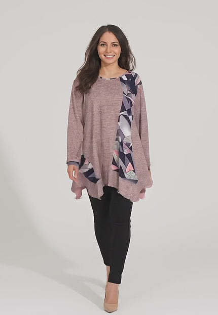 Видео представяне в студийна среда с неутрален фон, на което модел върви бавно към камерата, носейки Разкроена туника в големи размери в цвят пудра