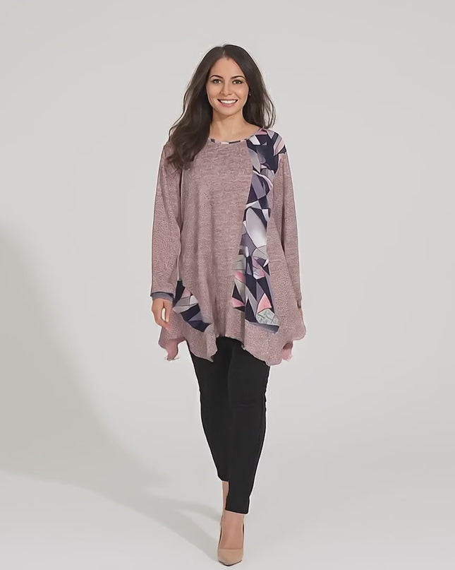 Видео представяне в студийна среда с неутрален фон, на което модел върви бавно към камерата, носейки Разкроена туника в големи размери в цвят пудра