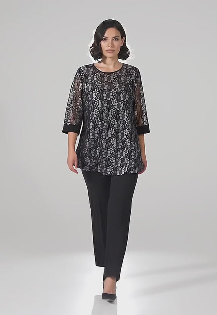 Видео на модел в студио, който носи Официална черна макси туника с красива дантела и разкроена кройка