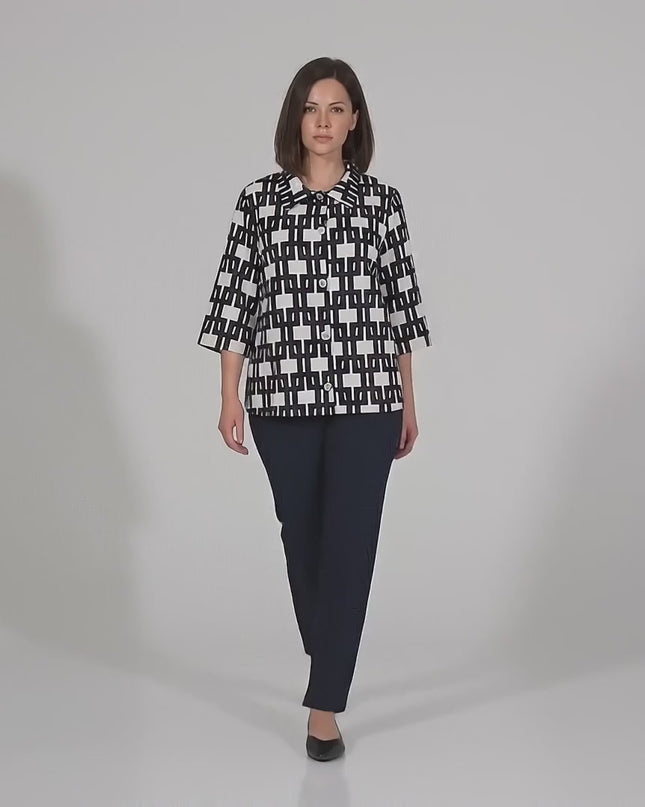 Студийно видео на макси модел, която върви бавно към камерата на неутрален фон, облечена в Дамска официална бяла макси риза с разкроена кройка