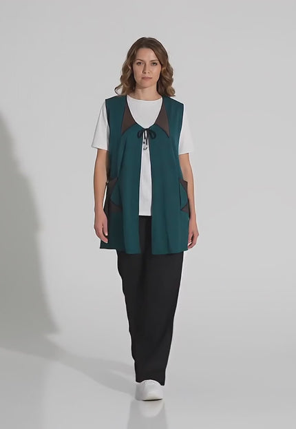 Видео на модел, представящ Дълъг разкроен макси елек в масленозелено с еко кожа и връзки в студио