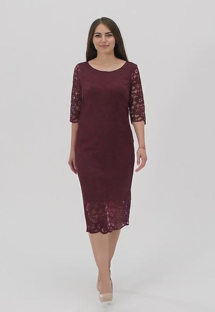 Продуктово видео, в което макси модел носи Официална дантелена рокля с 7/8 ръкав - Бордо и върви бавно към камерата в студийна среда на неутрален фон