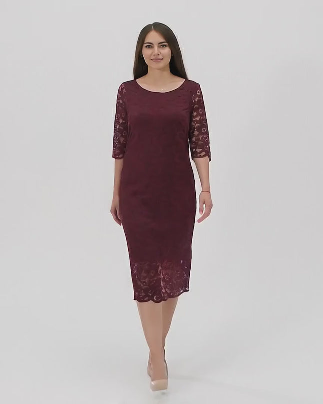 Продуктово видео, в което макси модел носи Официална дантелена рокля с 7/8 ръкав - Бордо и върви бавно към камерата в студийна среда на неутрален фон