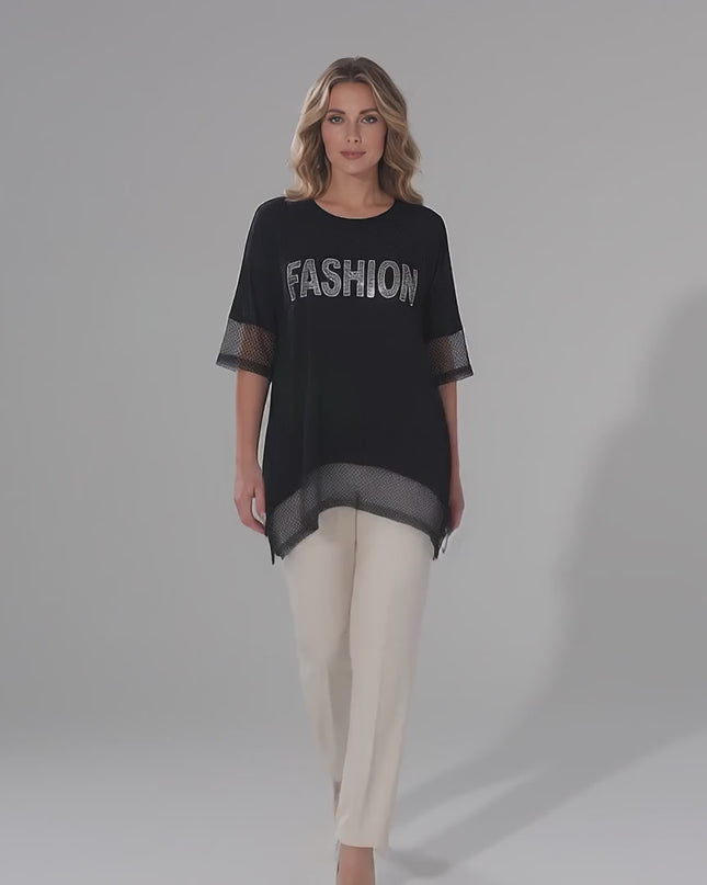 Видео представяне в студио с неутрален фон, показващо плюс размер модел, който върви бавно към камерата и носи Елегантна черна асиметрична туника големи размери с мрежа и камъчета