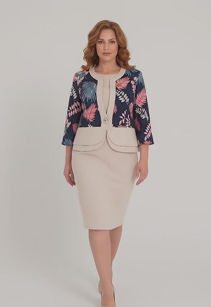 Продуктово видео в студио с неутрален фон, показващо как plus-size модел върви бавно към камерата и носи Официален комплект бежова рокля и флорално сако големи размери