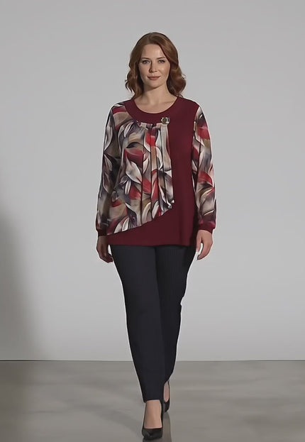 Видео на модел показващ Официална червена туника с флорален шифон и брошка големи размери в студио