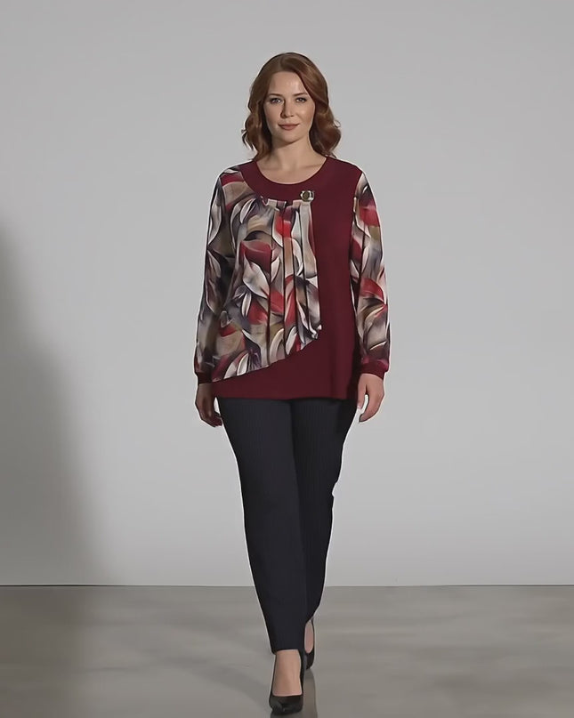 Видео на модел показващ Официална червена туника с флорален шифон и брошка големи размери в студио