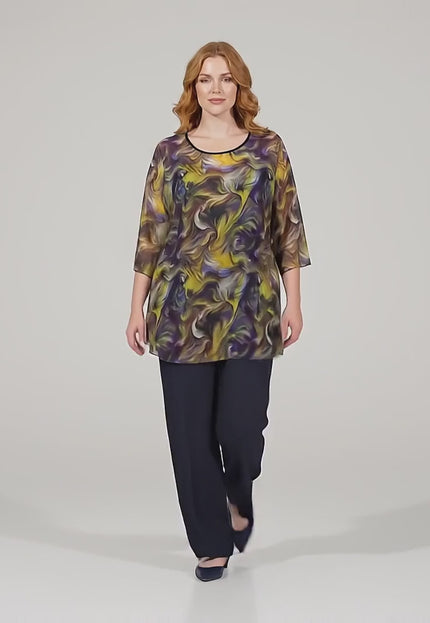 Видео на модел, който върви към камерата и представя Официална макси туника от две части с ефирен шифон в шарен десен в студийна среда