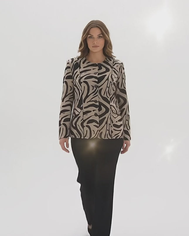 Модел върви бавно към камерата в студийна среда и носи Официално дамско макси сако в бежово с ефектен десен и обло деколте