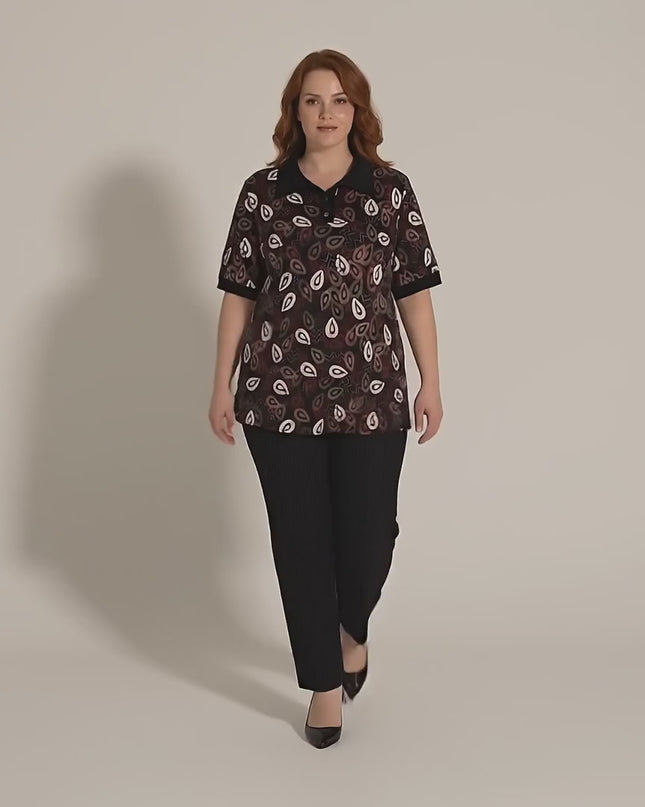 Видео представяне в студио на Дамска официална туника големи размери с ефектна яка, носена от plus-size модел, който върви бавно към камерата на неутрален фон