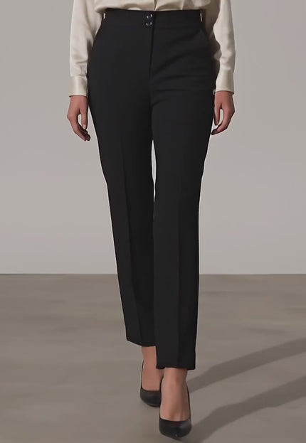 Продуктово видео в студио с неутрален фон, показващо плюс сайз модел, който върви бавно към камерата и носи Черен официален дамски панталон с еластична талия и права кройка