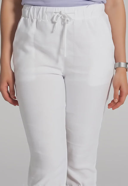 Продуктово видео в студийна среда, показващо плюс сайз модел на неутрален фон, който върви бавно към камерата и носи Бял дамски панталон под коляното с връзки и джобове