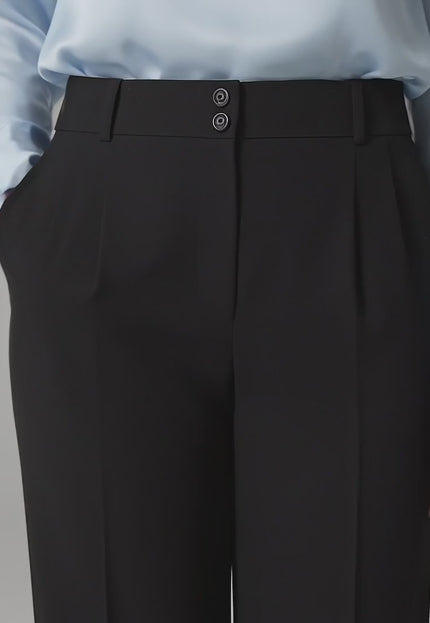 Видео в студийна среда с неутрален фон, на което плюс размер модел върви бавно към камерата, носейки Официален черен панталон големи размери с права кройка