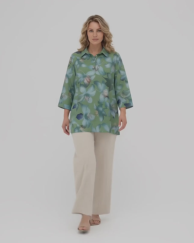 Продуктово видео в студийна среда, в което макси модел върви бавно към камерата, облечена в Официална зелена макси риза на цветя с разкроен силует