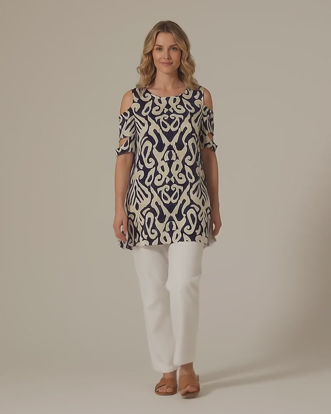 Студийно видео на плюс сайз модел, който върви бавно към камерата, облечен с Бежова лятна туника с отворени рамене големи размери