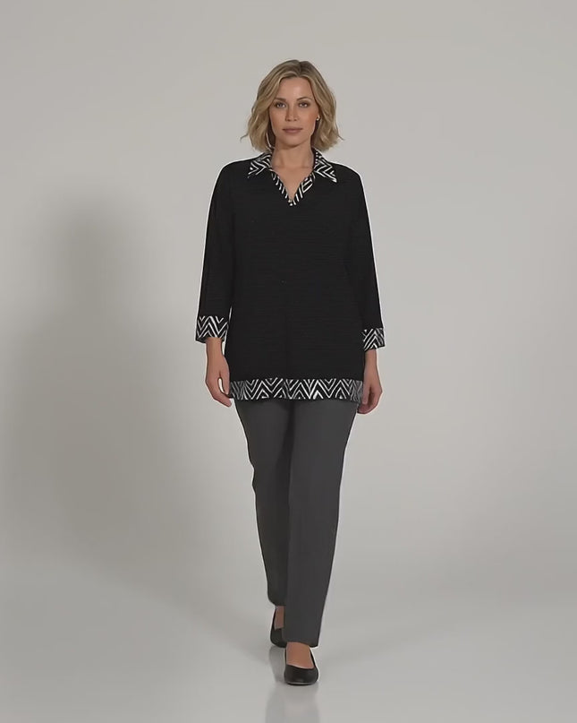 Видео представяне на Официална черна туника с яка и маншети големи размери върху модел в студийна среда