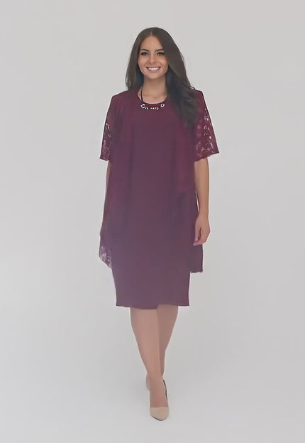 Продуктово видео в студио с неутрален фон, показващо макси модел, който върви бавно към камерата и носи Елегантен дамски маски сет от рокля и дантелено сако