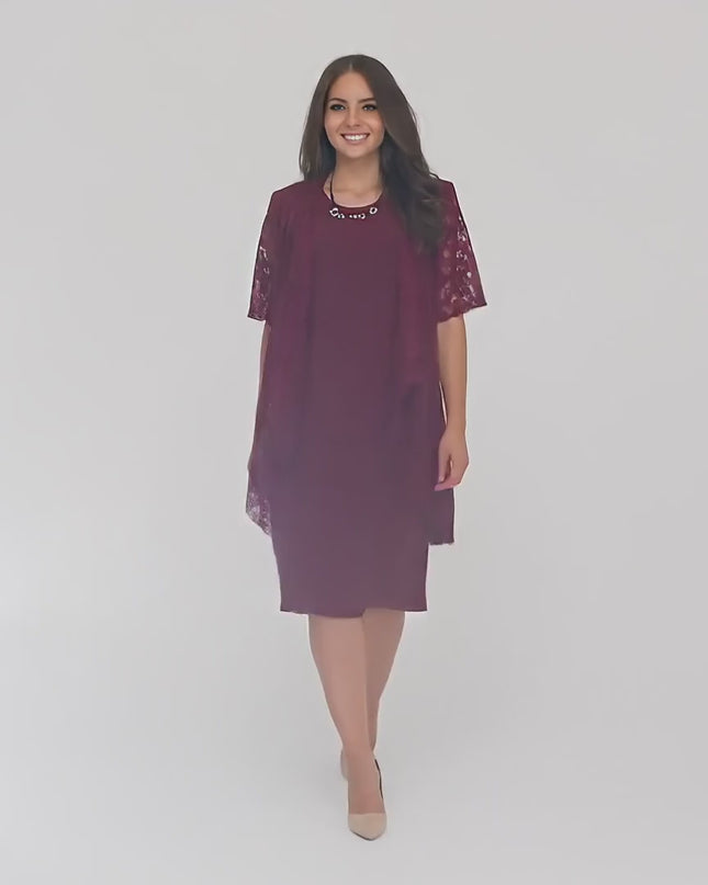 Продуктово видео в студио с неутрален фон, показващо макси модел, който върви бавно към камерата и носи Елегантен дамски маски сет от рокля и дантелено сако