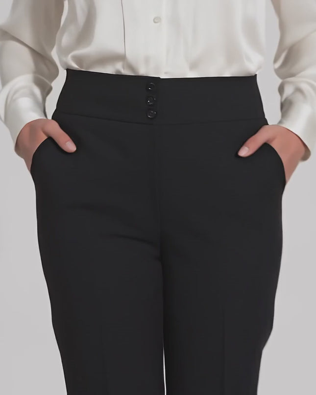 Видео на модел в студийна среда, който носи черен официален дамски панталон с ръб и копчета