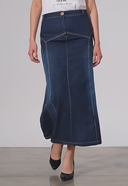 Видео на модел, носещ Тъмносиня дънкова пола в големи размери в студийна среда