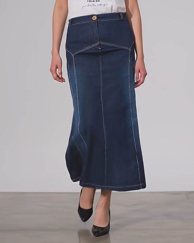 Видео на модел, носещ Тъмносиня дънкова пола в големи размери в студийна среда