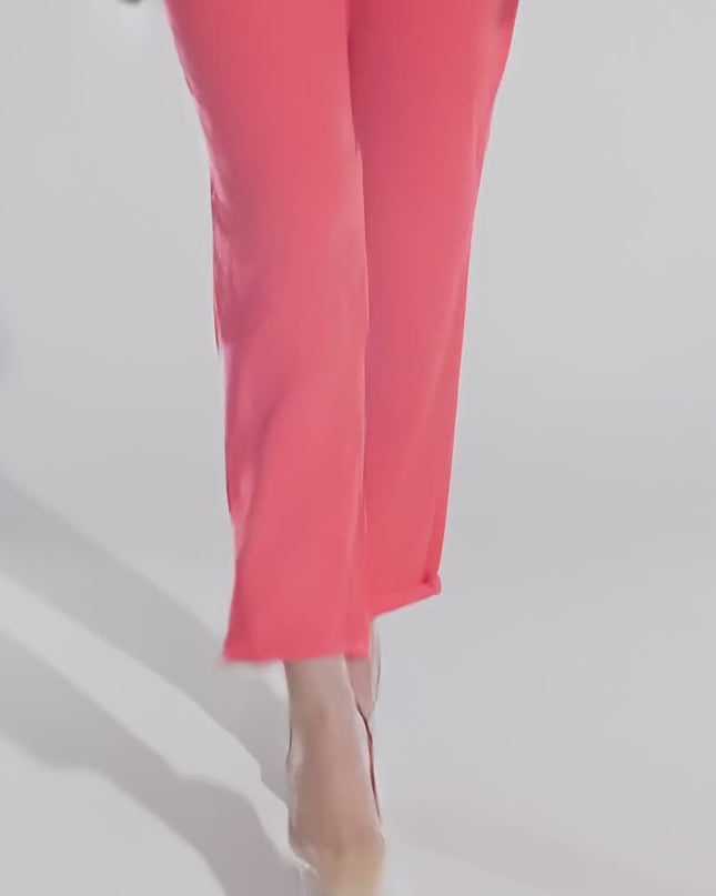 Жена модел върви бавно към камерата в студийна среда с неутрален фон, носейки Коралов ленен панталон с джобове и връзки в големи размери