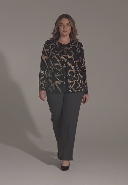 Видео в студийна среда с неутрален фон, на което макси модел носи Елегантно черно макси сако с абстрактен десен и копчета и върви бавно към камерата