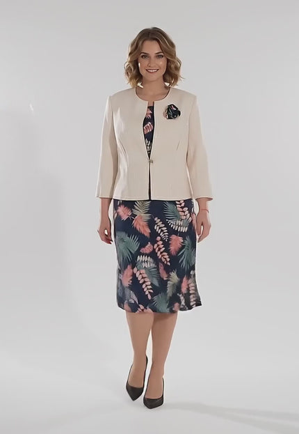 Видео представяне в студийна среда на което модел върви бавно към камерата носейки Елегантен дамски костюм от рокля на цветя и бежово сако големи размери