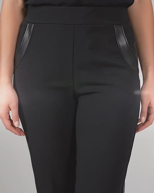 Видео представяне в студийна среда на неутрален фон, където plus-size модел върви бавно към камерата, облечена с Официален черен панталон с кант от еко кожа големи размери