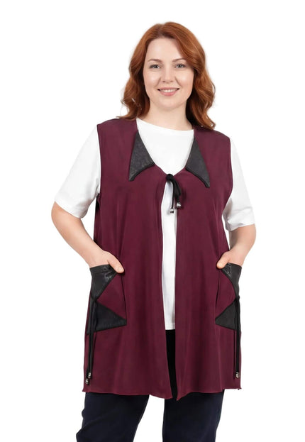 Разкроен макси елек в цвят бордо с черни елементи от еко кожа на реверите и джобовете, вид отпред на бял фон