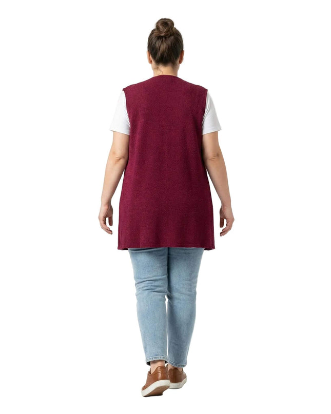 Разкроен макси елек в цвят бордо, представен в гръб върху модел на бял фон. Вижда се изчистеният дизайн на гърба и удобната дължина, покриваща ханша.