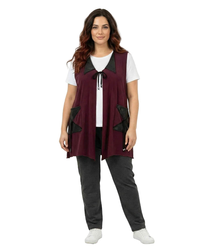 Разкроен макси елек в цвят бордо с черни елементи от еко кожа на яката и джобовете, заснет в цял ръст отпред.