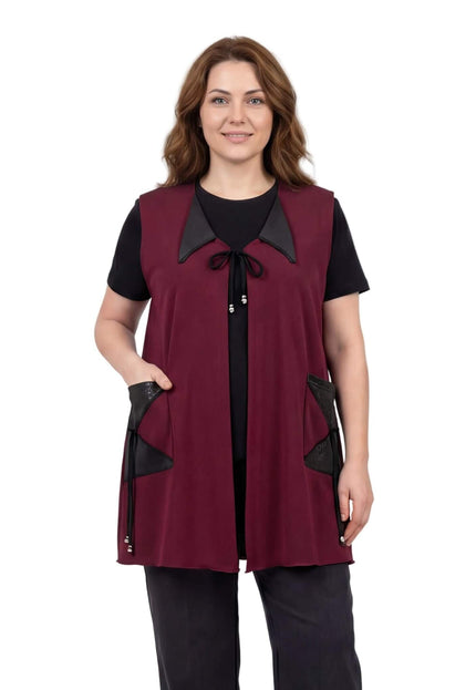 Разкроен макси елек в цвят бордо с черни детайли от еко кожа по яката и джобовете, представен в преден план върху модел на бял фон.