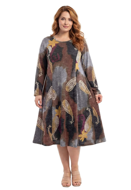 Разкроена ежедневна рокля в кафяво с цветни пейсли мотиви, обло деколте и дълъг ръкав, представена в цял ръст на бял фон.