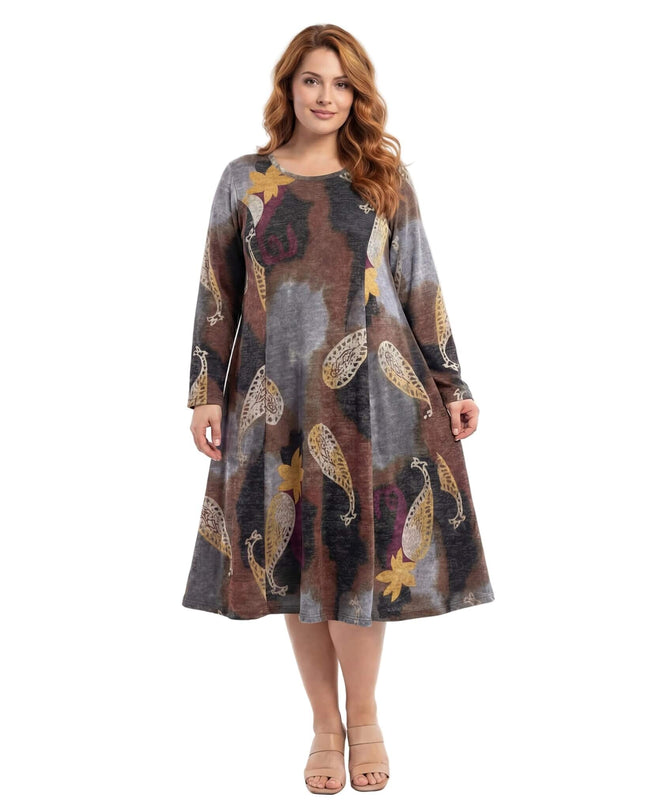 Разкроена ежедневна рокля в кафяво с цветни пейсли мотиви, обло деколте и дълъг ръкав, представена в цял ръст на бял фон.