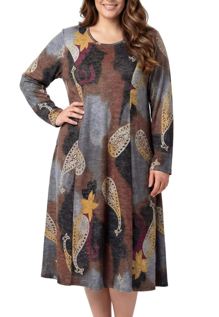 Разкроена ежедневна рокля с пейсли мотиви в кафяво и горчица, представена върху модел в цял ръст. Виждат се дългият ръкав и свободната А-образна кройка.