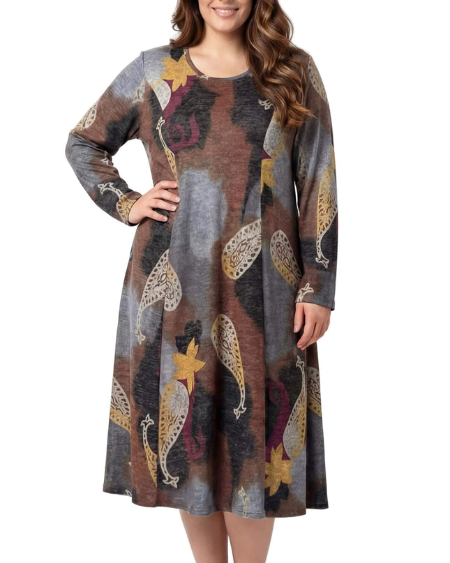 Разкроена ежедневна рокля с пейсли мотиви в кафяво и горчица, представена върху модел в цял ръст. Виждат се дългият ръкав и свободната А-образна кройка.