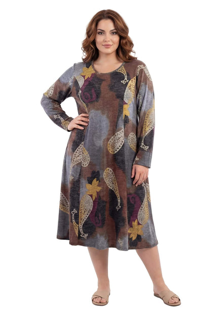 Дамска разкроена рокля с едри пейсли мотиви в кафяви нюанси, свободен А-силует и дълъг ръкав, заснета в цял ръст на бял фон.